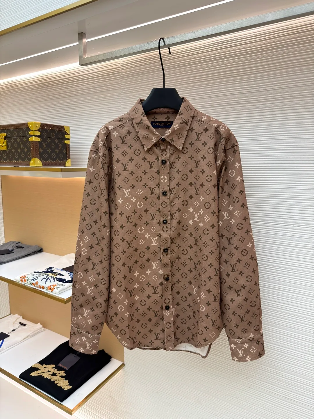 LOUIS VUITTON gradient printed lapel long-sleeved shirt ●Item number: 1681201-A85 ●Material: cotton fabric ●Technology: printing production ●Color: brown ●Version: fitted version ●Weight: about 435 grams ●Size: S-M-L-XL ●Description: Customized YB twill cotton material, high-end texture, comfortable to wear, lapel shirt style, placket can be used as a jacket, the whole body is covered with four-leaf clover elements and letter patterns, full of old money feeling. The straight shoulder line and decent tailoring highlight the tall and neat figure, and the arc hem modifies the waist and shoulders, making it fashionable and fashionable. The overall wiring is straight and delicate, the fabric is comfortable and soft, and the color is consistent without color difference. It can be matched with the same style to create a fashionable look and control various occasions. Customized accessories, complete with three standards, same style for men and women!